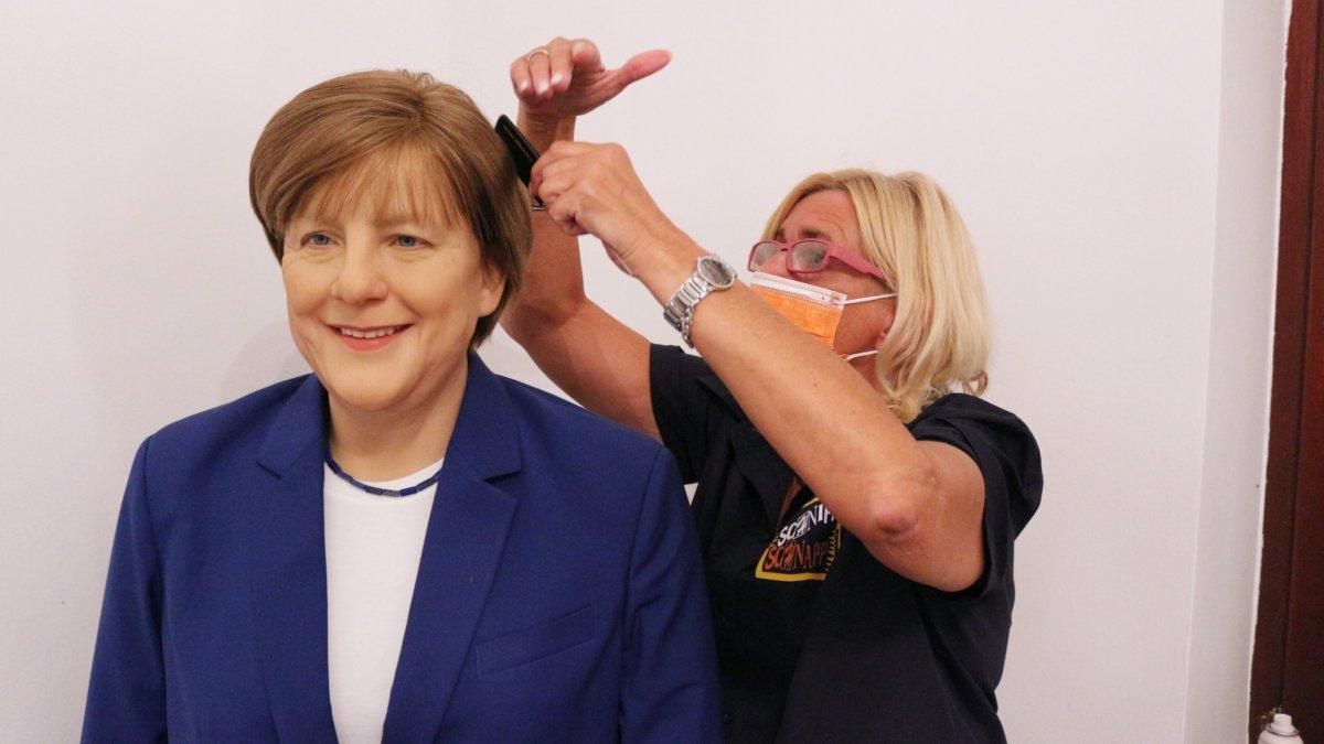Almanya'da bir kişi, Angela Merkel'in heykelini yaptırdı