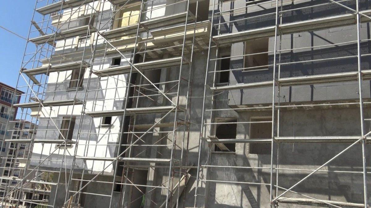 Edirne'de okul müdürü, öğrencilerine ayakkabı almak için inşaatta çalışıyor