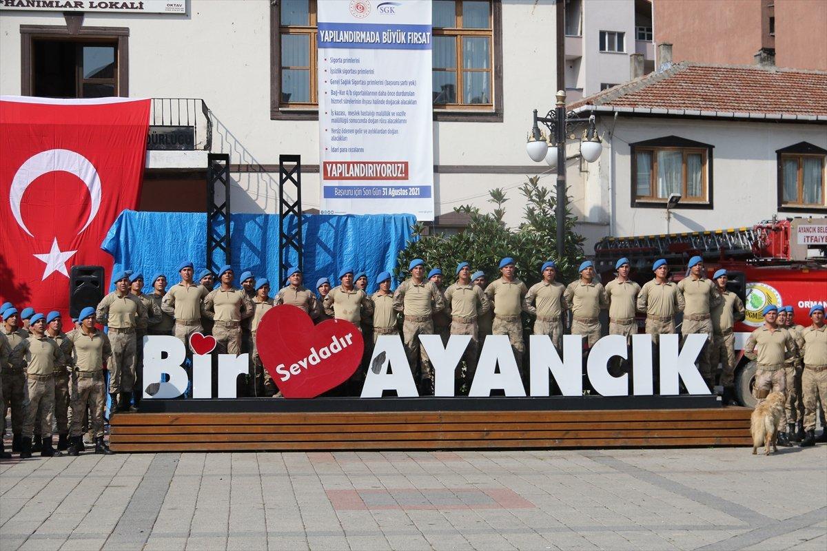 Sinop'ta görev yapan komandolar ilçeden alkışlarla uğurlandı