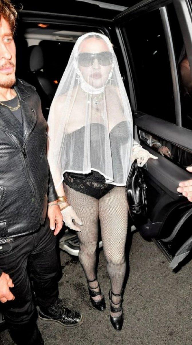 Madonna, MTV Video Müzik Ödülleri after party'ye duvaklı katıldı