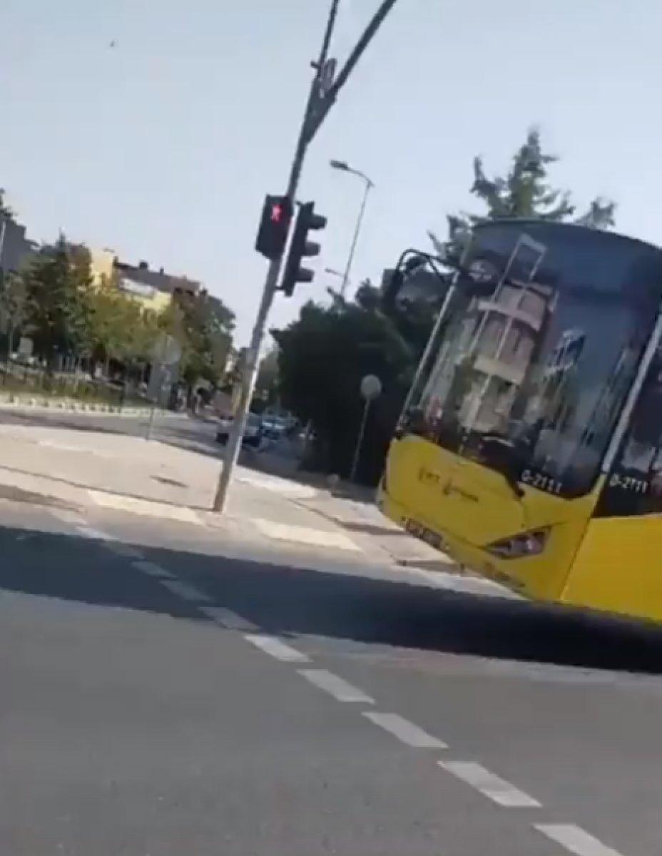 İstanbul'da tekeri patlayan İETT otobüsü yola devam etti