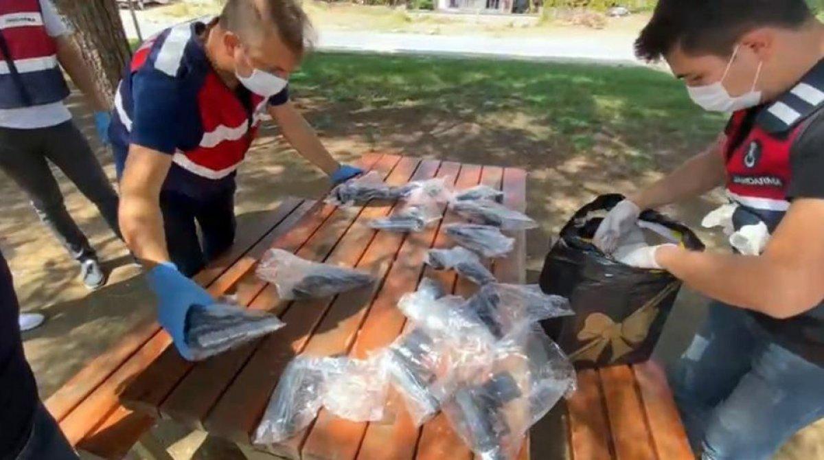 Antalya'da kızının düğünü için silah kaçakçılığı yapan kadın tutuklandı