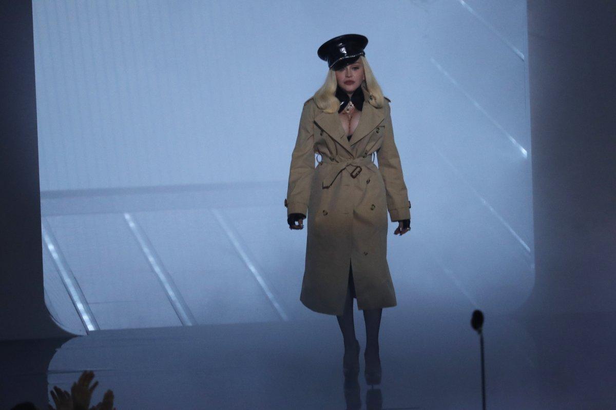 Madonna, MTV Video Müzik Ödülleri after party'ye duvaklı katıldı