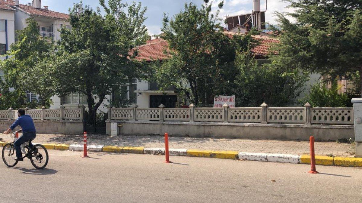 Isparta'da komşularına kızan kadın pankart astı: Aracını buraya park eden şerefsizdir