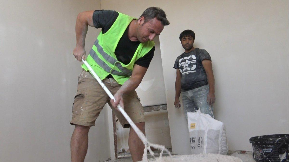 Edirne'de okul müdürü, öğrencilerine ayakkabı almak için inşaatta çalışıyor