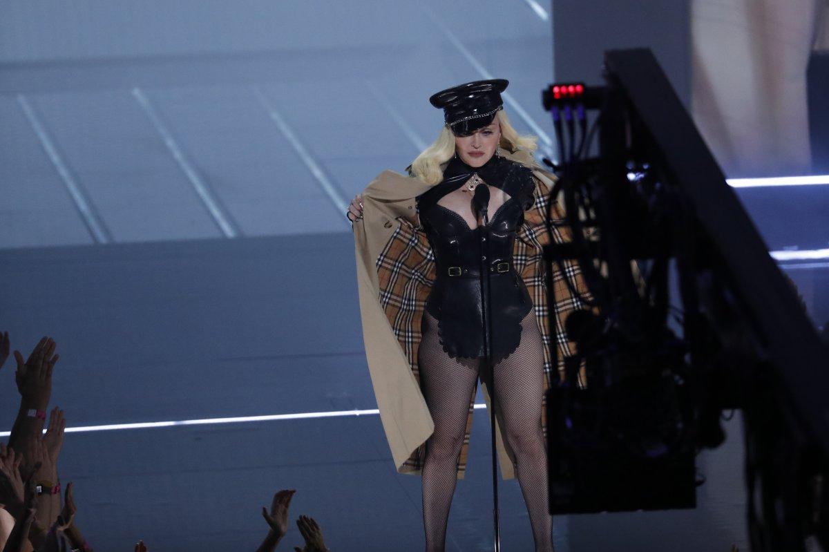 Madonna, MTV Video Müzik Ödülleri after party'ye duvaklı katıldı