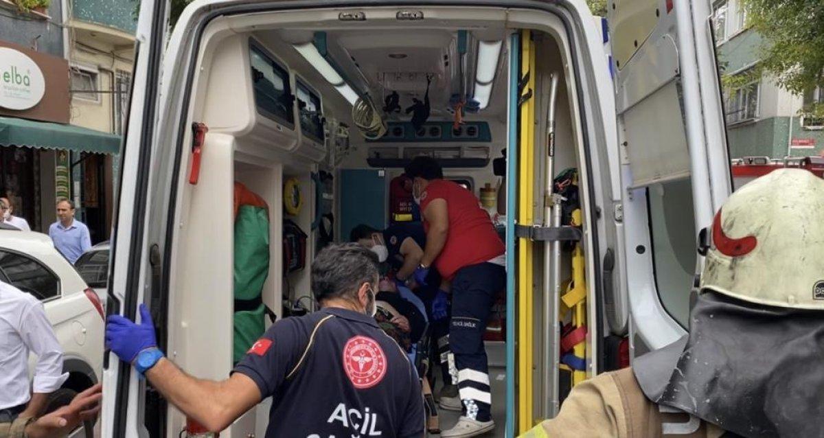 Fatih’te yangında mahsur kalan demans hastası kadını ekipler kurtardı