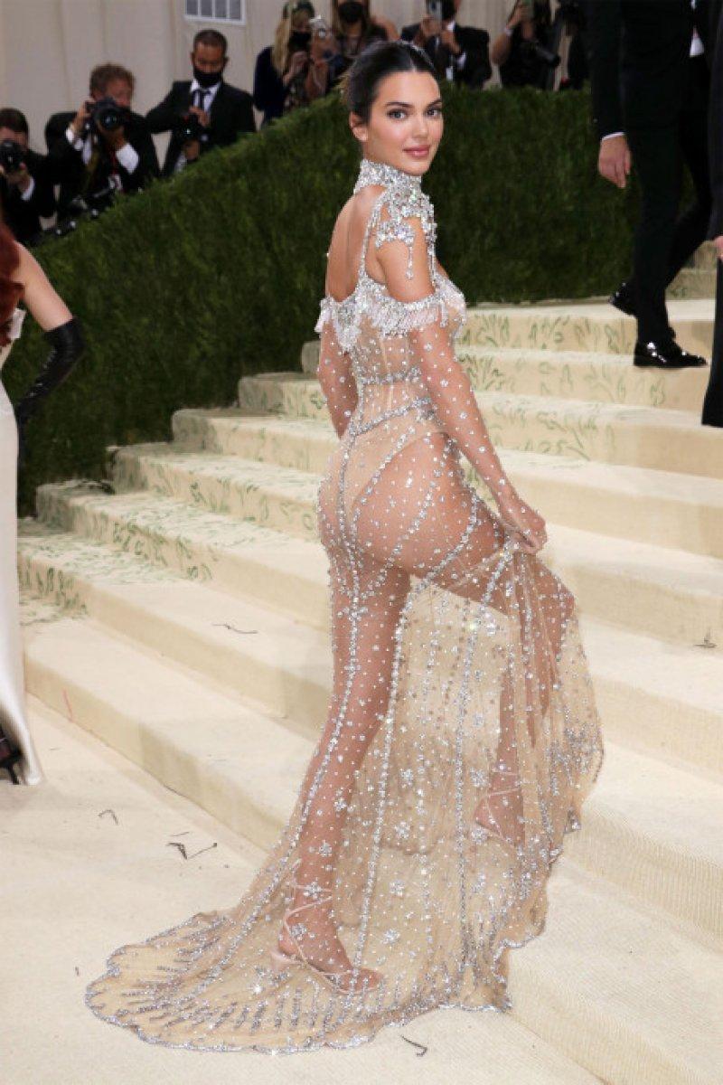 Şeffaf ve mücevherli! Kendall Jenner, Met Gala'da ışıldadı