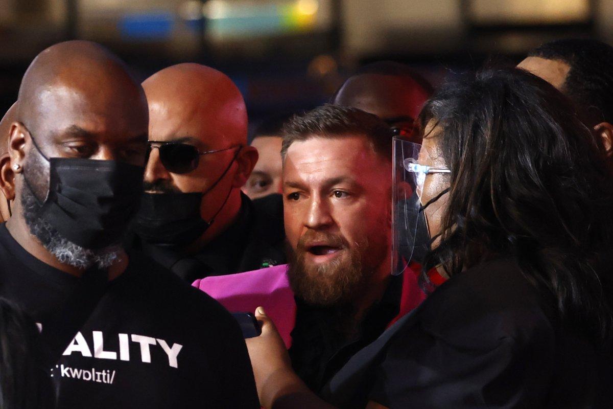 Conor McGregor ve Machine Gun Kelly arasında fotoğraf kavgası