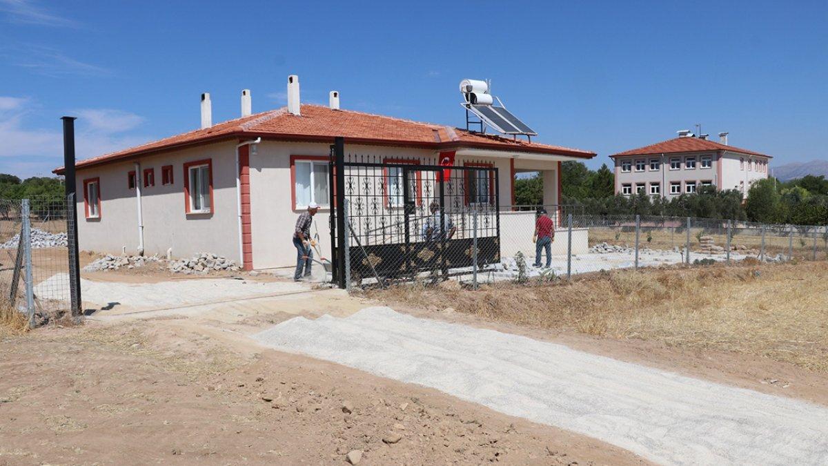 Denizlili gazeteci, kütüphane hayalini 40 yıl sonra köyünde gerçekleştirdi