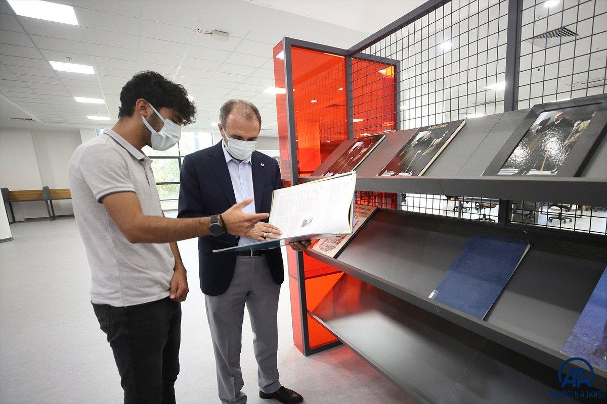 Elazığ'da inşaatında çalıştığı kütüphaneye doktor adayı olarak geliyor