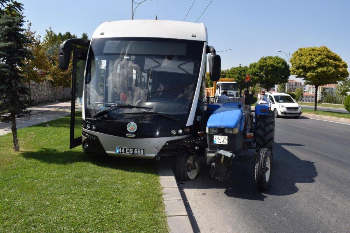 Malatya'da hatalı sollama kazaya neden oldu