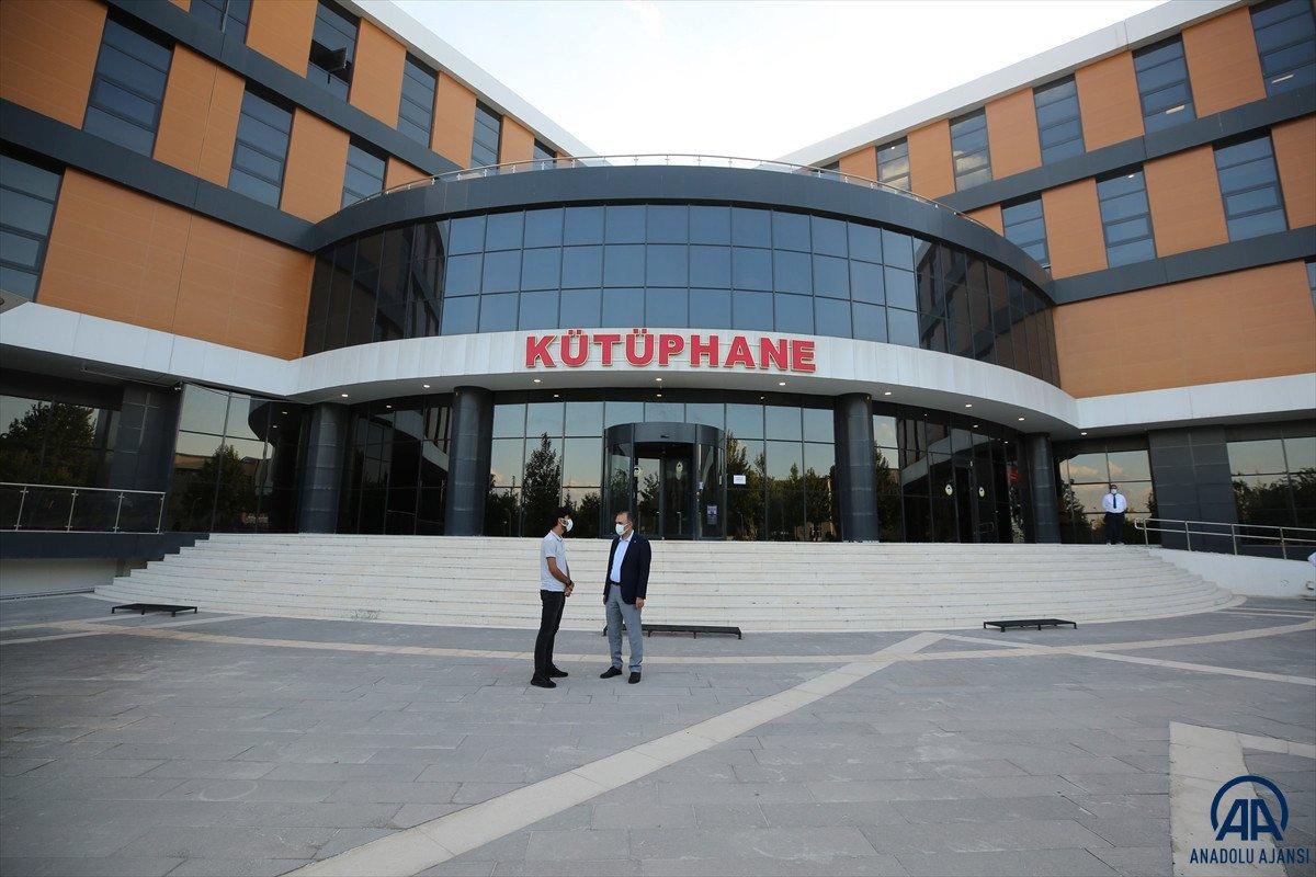 Elazığ'da inşaatında çalıştığı kütüphaneye doktor adayı olarak geliyor