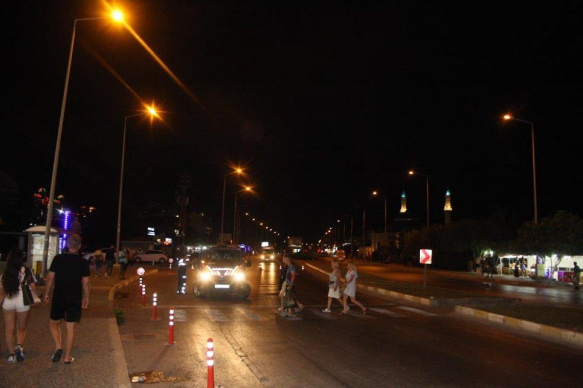 Antalya'da aşırı hızla seyir eden motosiklet sürücüsü, Alman turistlere çarptı