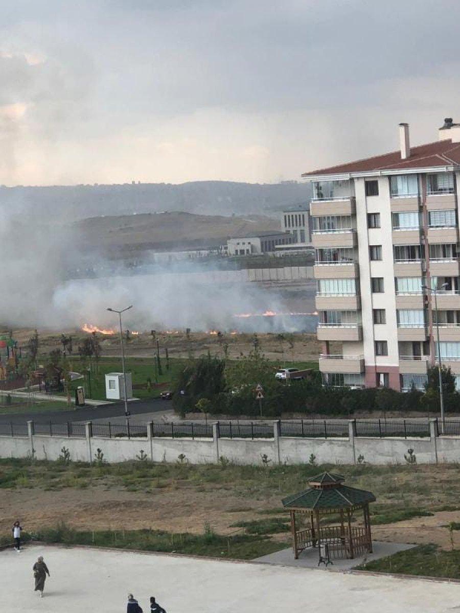 Ankara'da yıldırım düşen boş arazide yangın çıktı