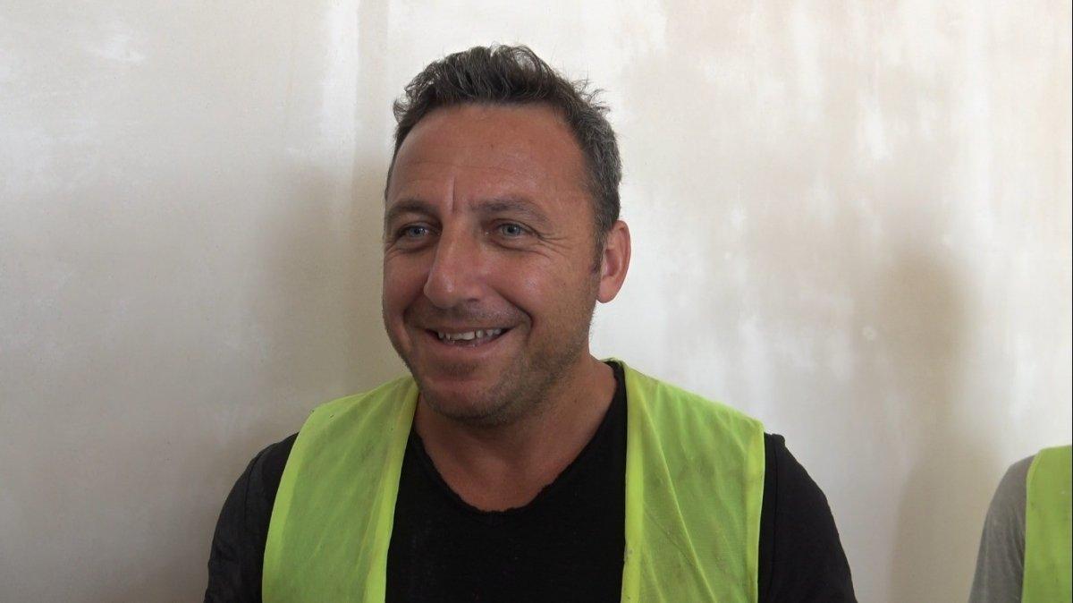 Edirne'de okul müdürü, öğrencilerine ayakkabı almak için inşaatta çalışıyor