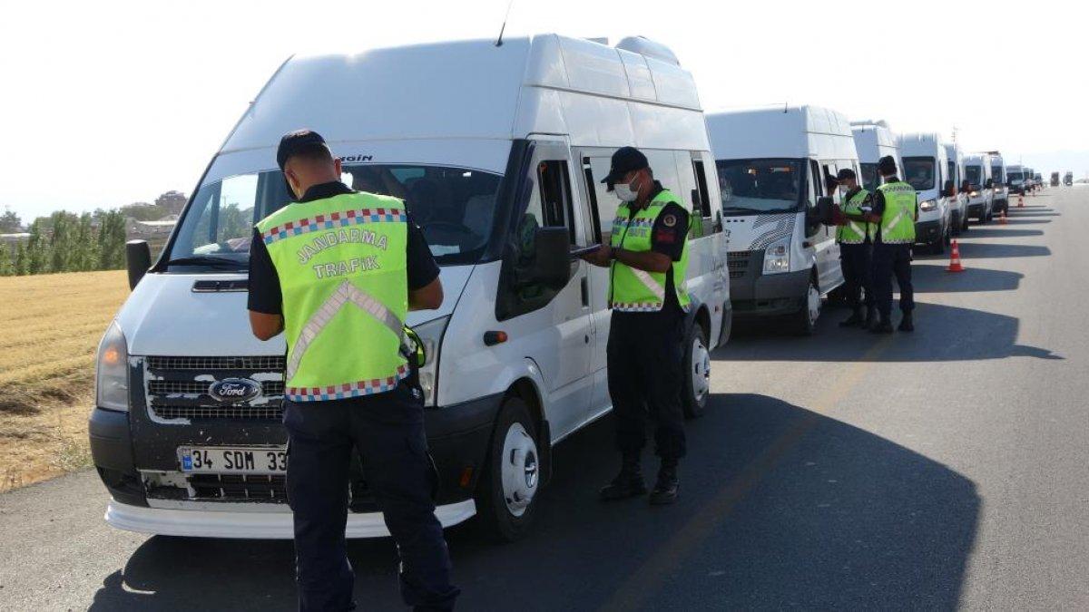 Muş'ta görevli timler servis araçlarını drone ile denetledi