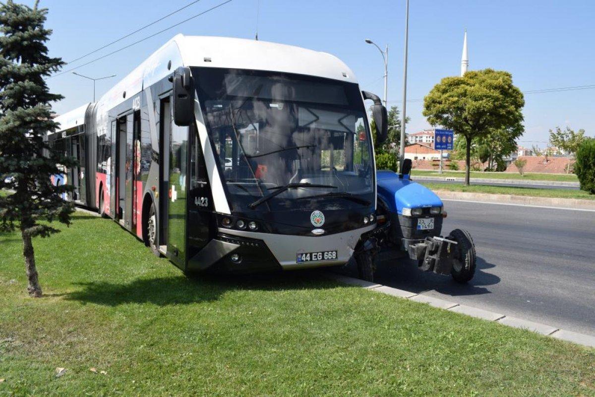 Malatya'da hatalı sollama kazaya neden oldu