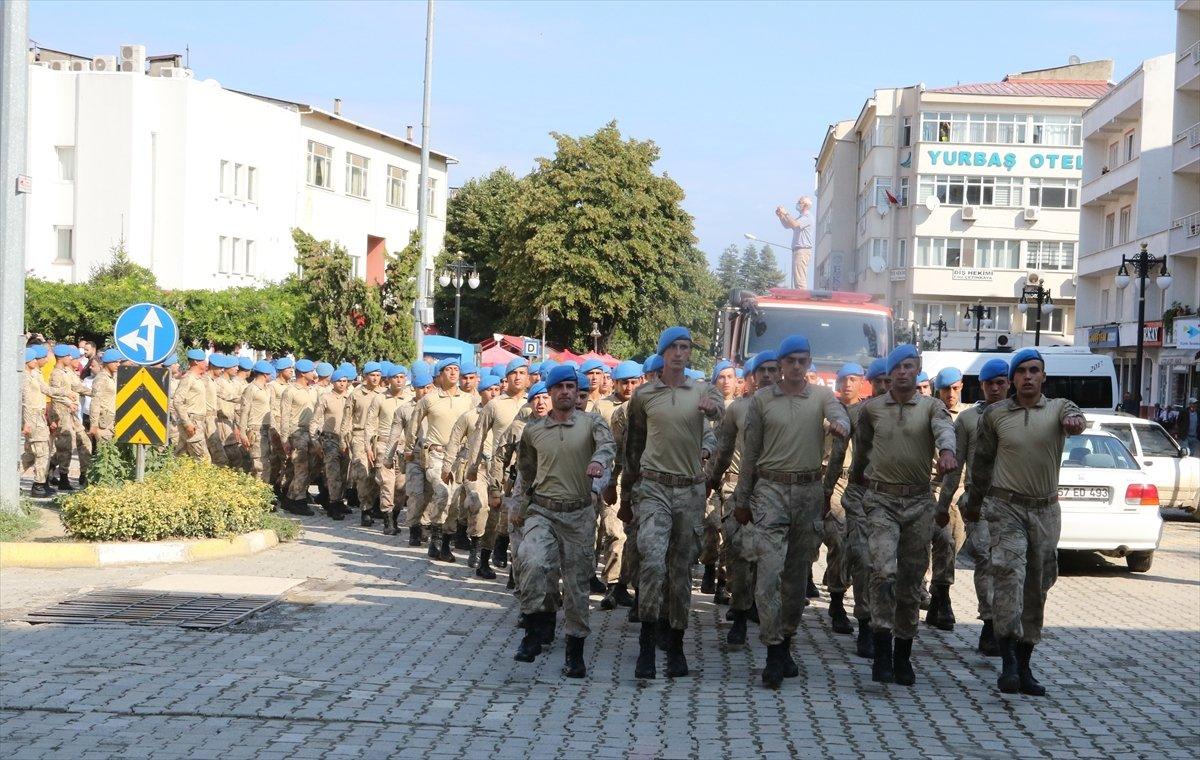 Sinop'ta görev yapan komandolar ilçeden alkışlarla uğurlandı