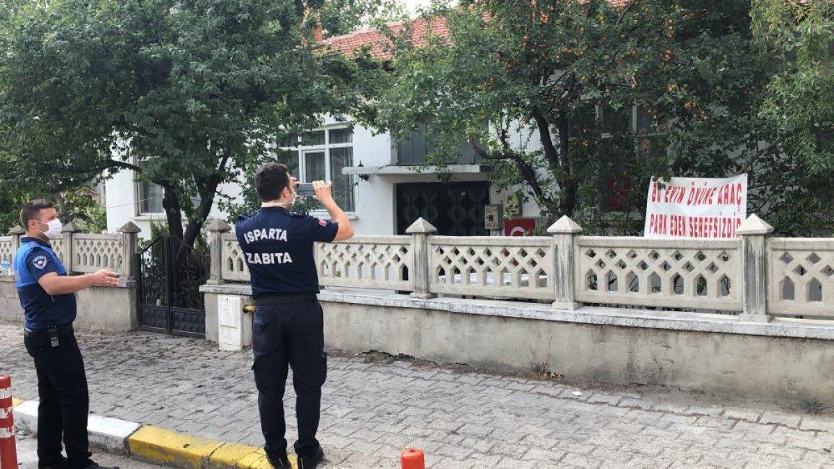 Isparta'da komşularına kızan kadın pankart astı: Aracını buraya park eden şerefsizdir