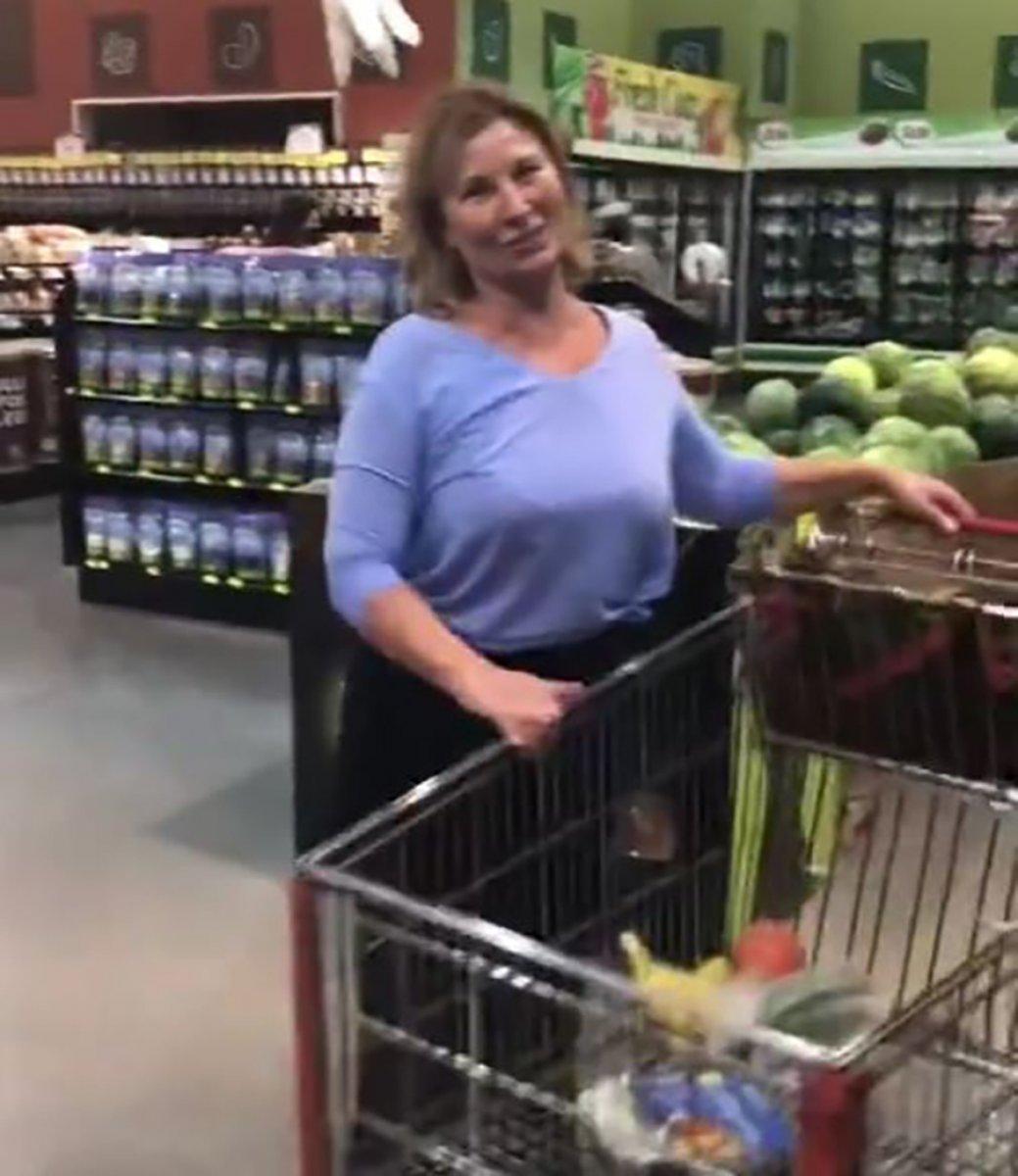 ABD'de başkalarının üzerine öksüren kadın