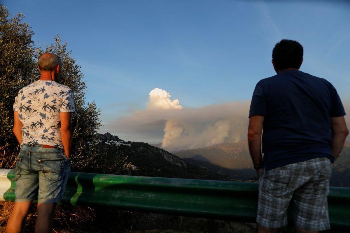 İspanya'da orman yangınları önünde selife çeken turistler