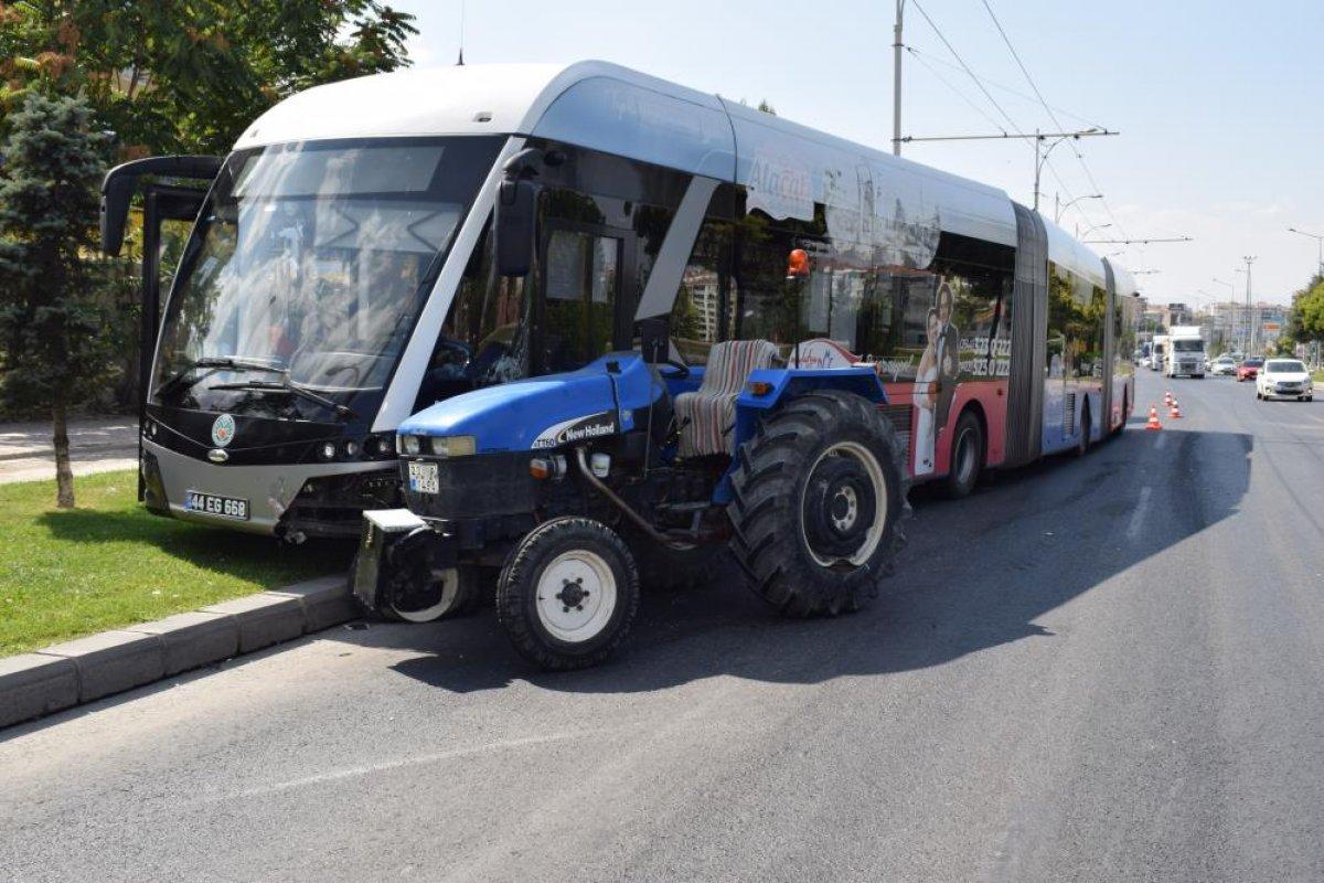 Malatya'da hatalı sollama kazaya neden oldu