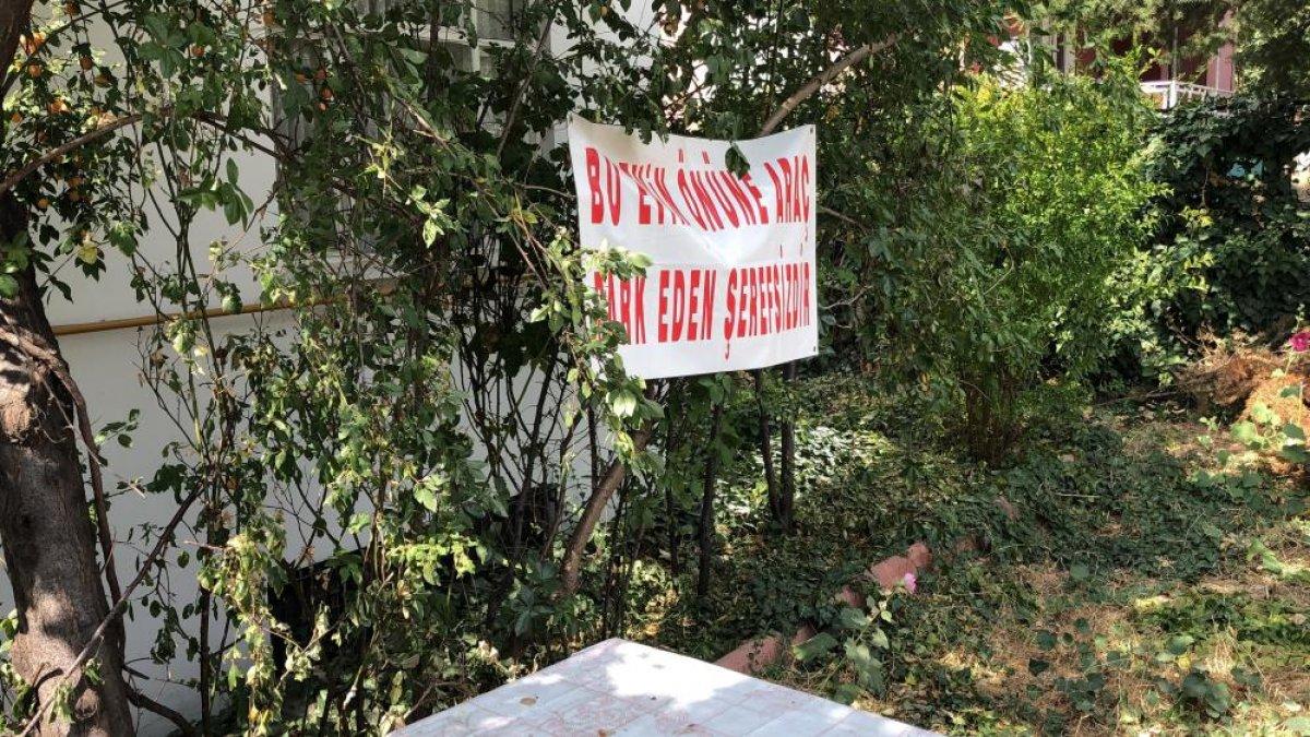 Isparta'da komşularına kızan kadın pankart astı: Aracını buraya park eden şerefsizdir