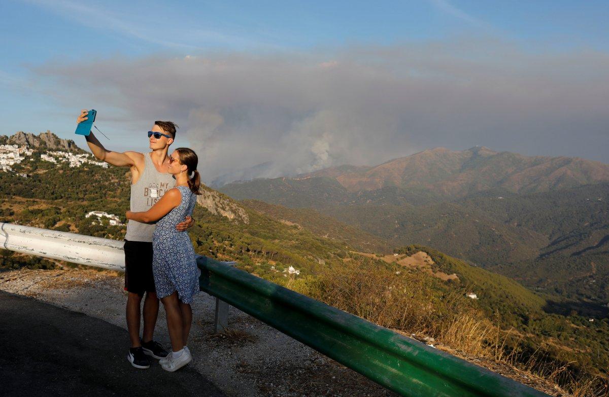 İspanya'da orman yangınları önünde selife çeken turistler