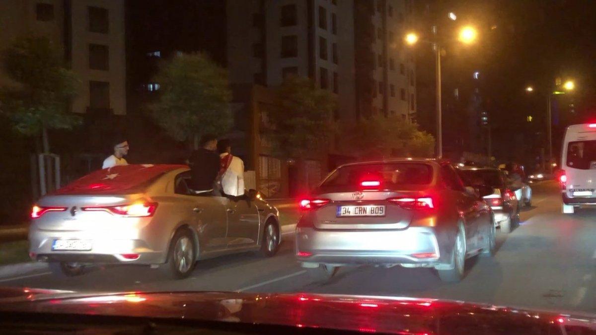 Pendik’te asker uğurlama konvoyunda trafiği tehlikeye attılar