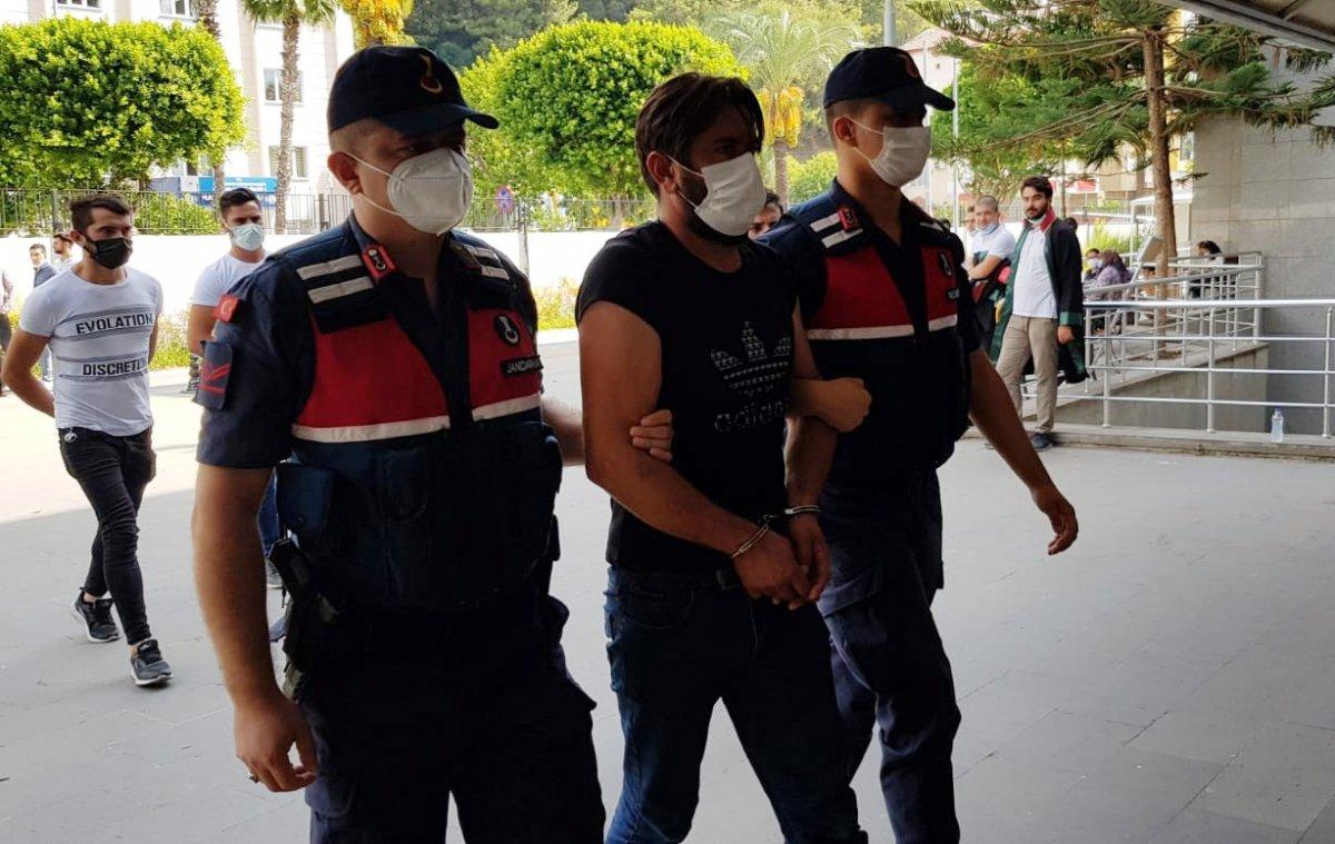 Antalya'da kızının düğünü için silah kaçakçılığı yapan kadın tutuklandı