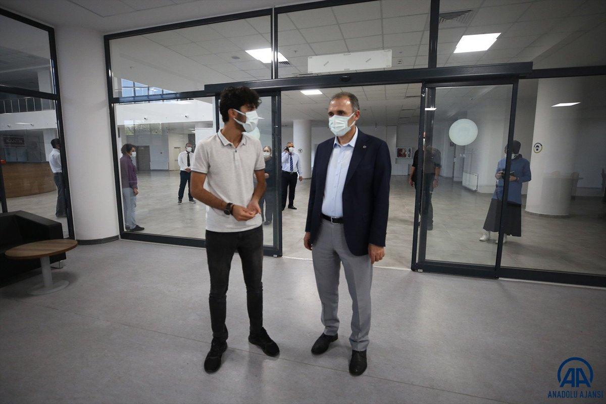 Elazığ'da inşaatında çalıştığı kütüphaneye doktor adayı olarak geliyor