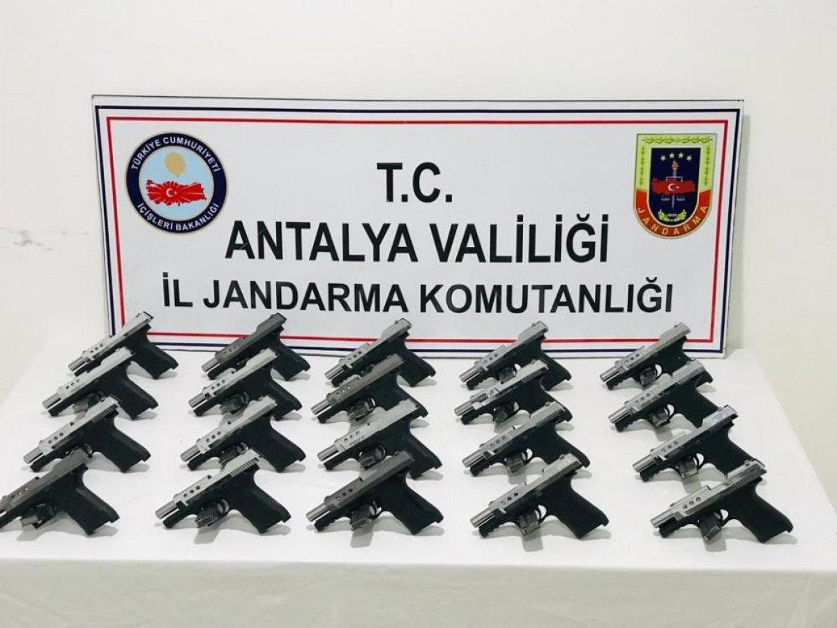 Antalya'da kızının düğünü için silah kaçakçılığı yapan kadın tutuklandı