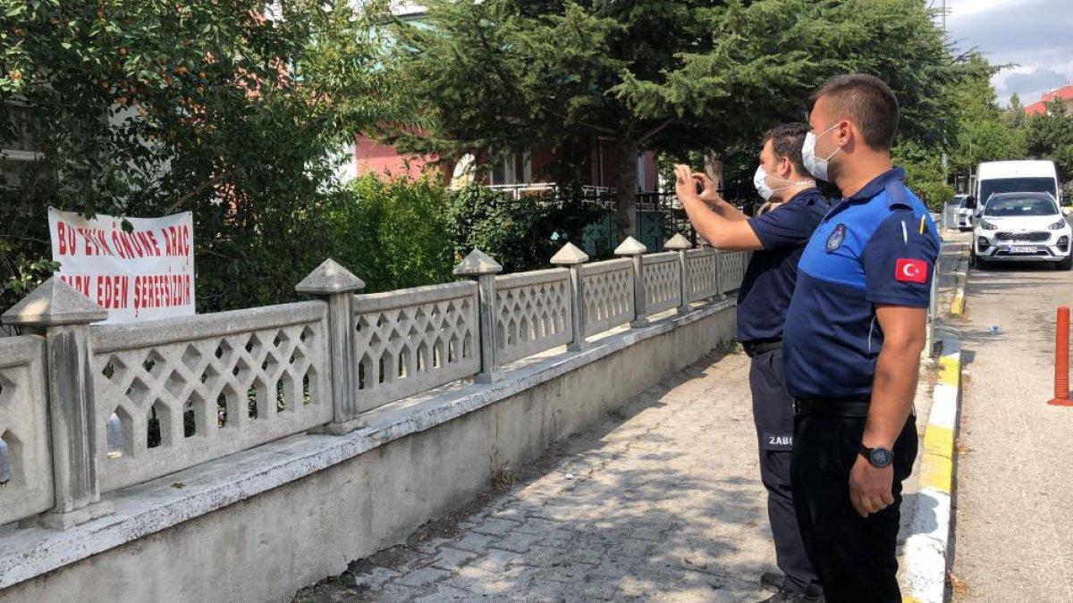 Isparta'da komşularına kızan kadın pankart astı: Aracını buraya park eden şerefsizdir