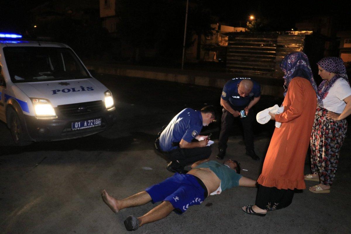 Adana'da sopayla dövdükleri kişiyi defalarca bıçakladılar