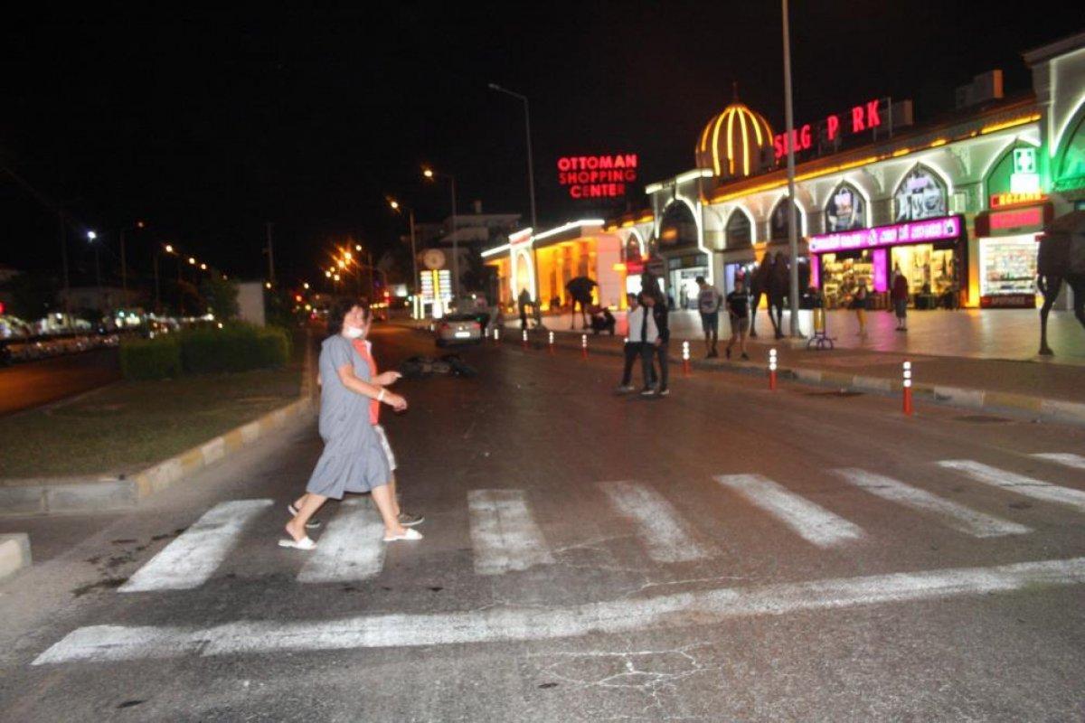 Antalya'da aşırı hızla seyir eden motosiklet sürücüsü, Alman turistlere çarptı