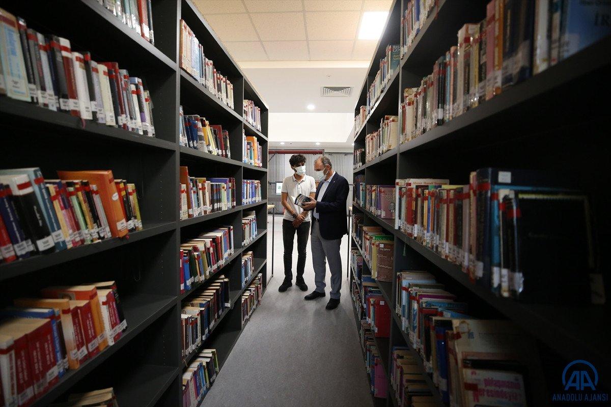 Elazığ'da inşaatında çalıştığı kütüphaneye doktor adayı olarak geliyor