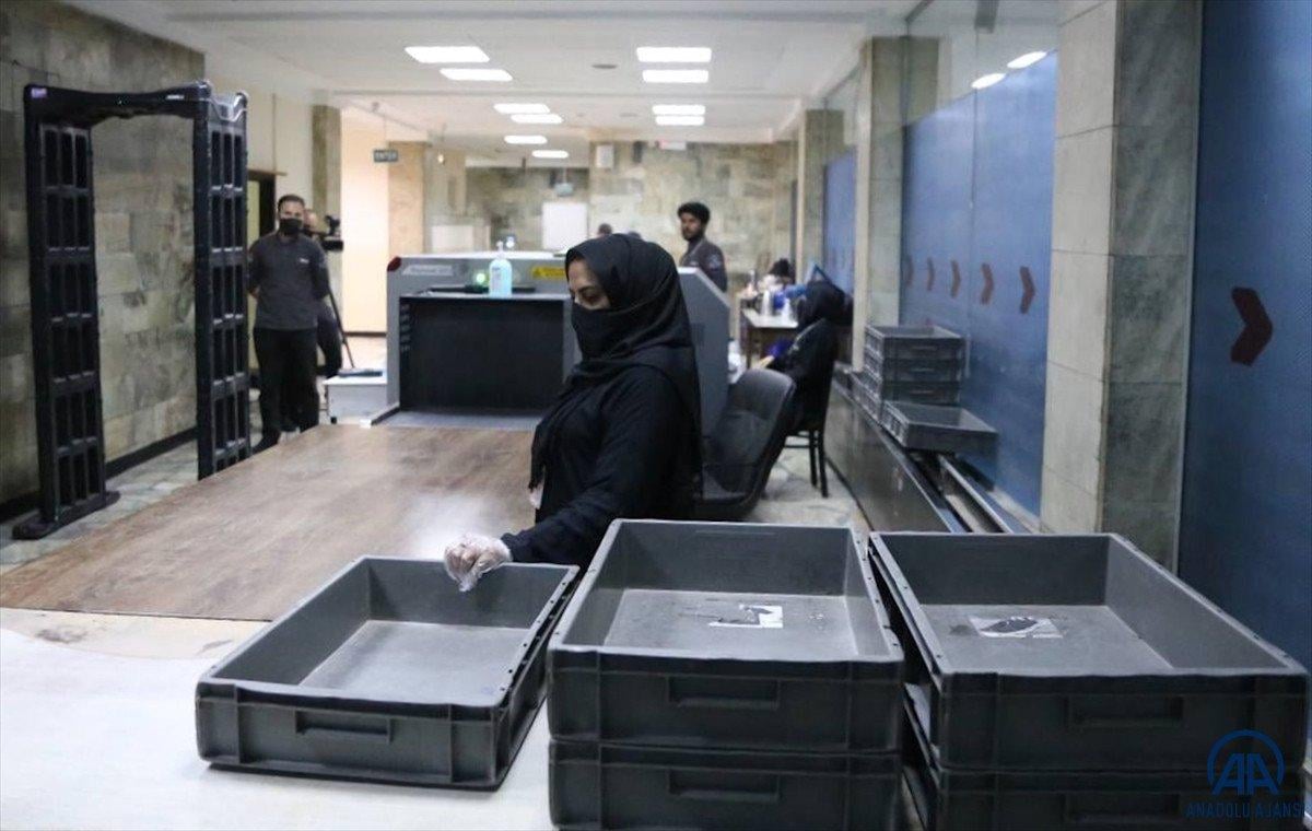 Kabil'de havalimanında çalışan kadınlar, işlerine geri döndü