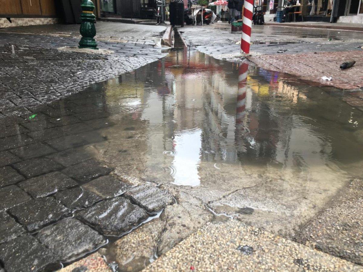 Eskişehir'de sağanak yağmur esnafı mağdur etti