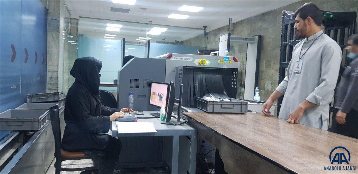 Kabil'de havalimanında çalışan kadınlar, işlerine geri döndü