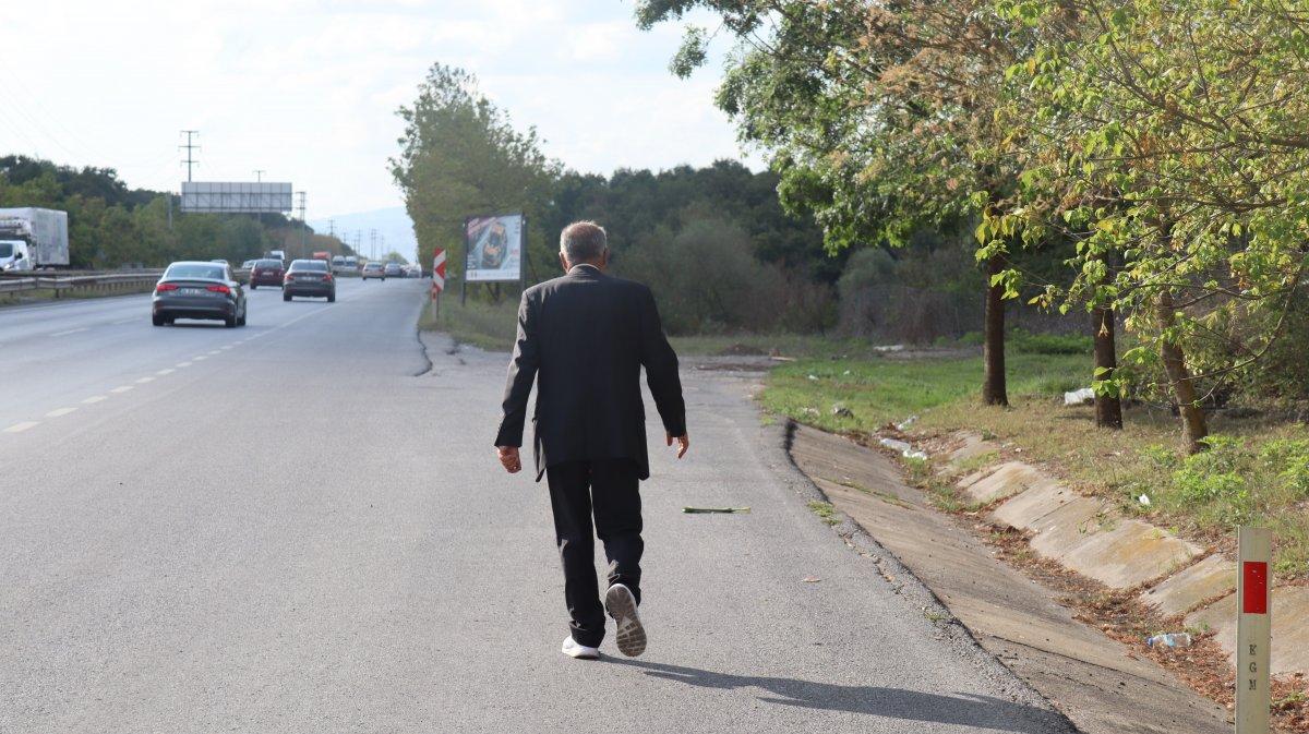Ankara’dan İstanbul’a protesto yürüyüşü yapan aşı karşıtı adam