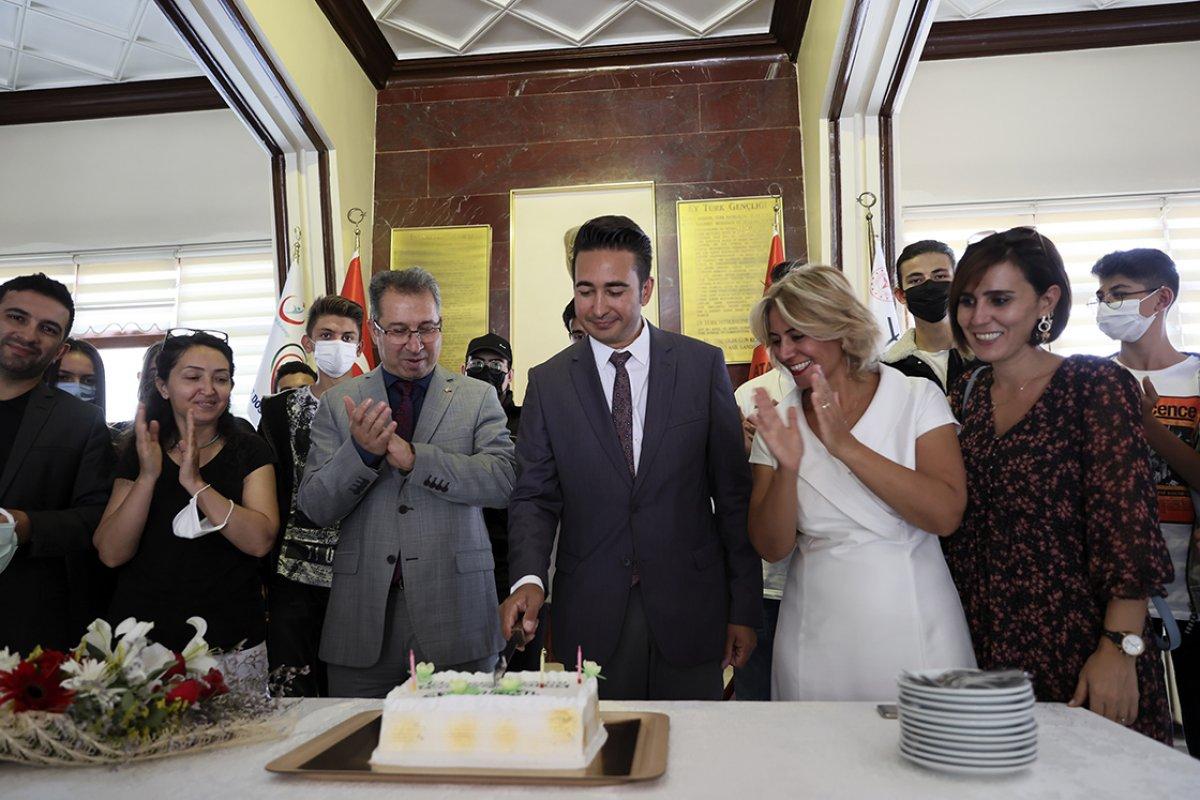 Dünyanın en iyi 50 öğretmeni arasına girdi