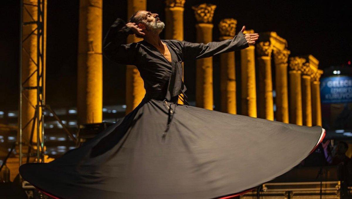 İzmir Büyükşehir Belediyesi’nden yarı çıplak semazenli gösteri