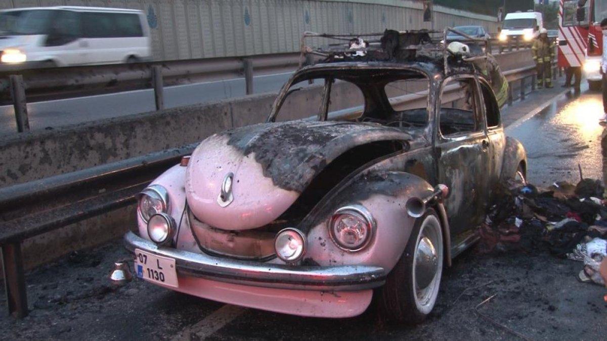 İstanbul'da seyir halinde olan otomobil bir anda alev aldı