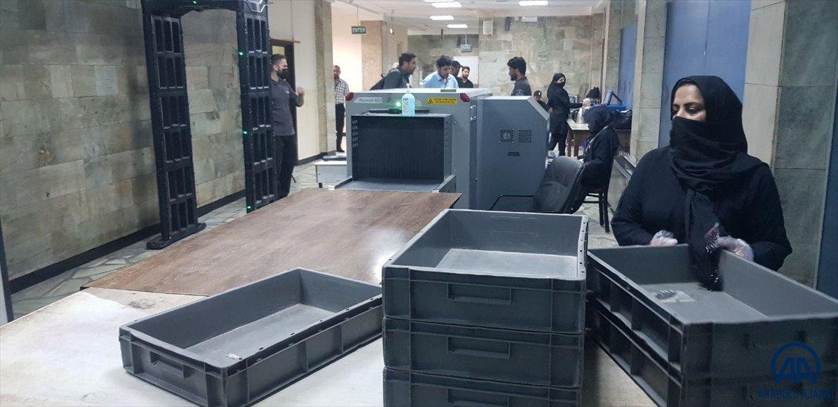 Kabil'de havalimanında çalışan kadınlar, işlerine geri döndü