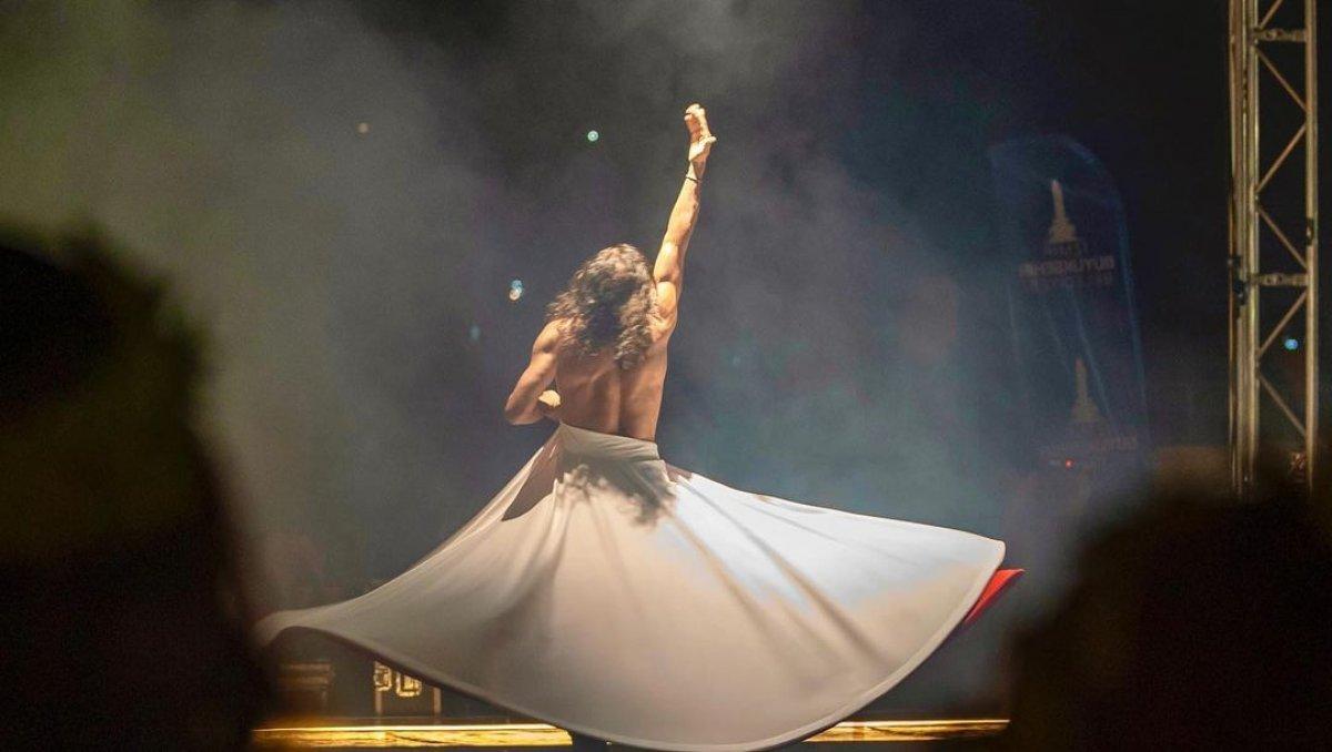 İzmir Büyükşehir Belediyesi’nden yarı çıplak semazenli gösteri