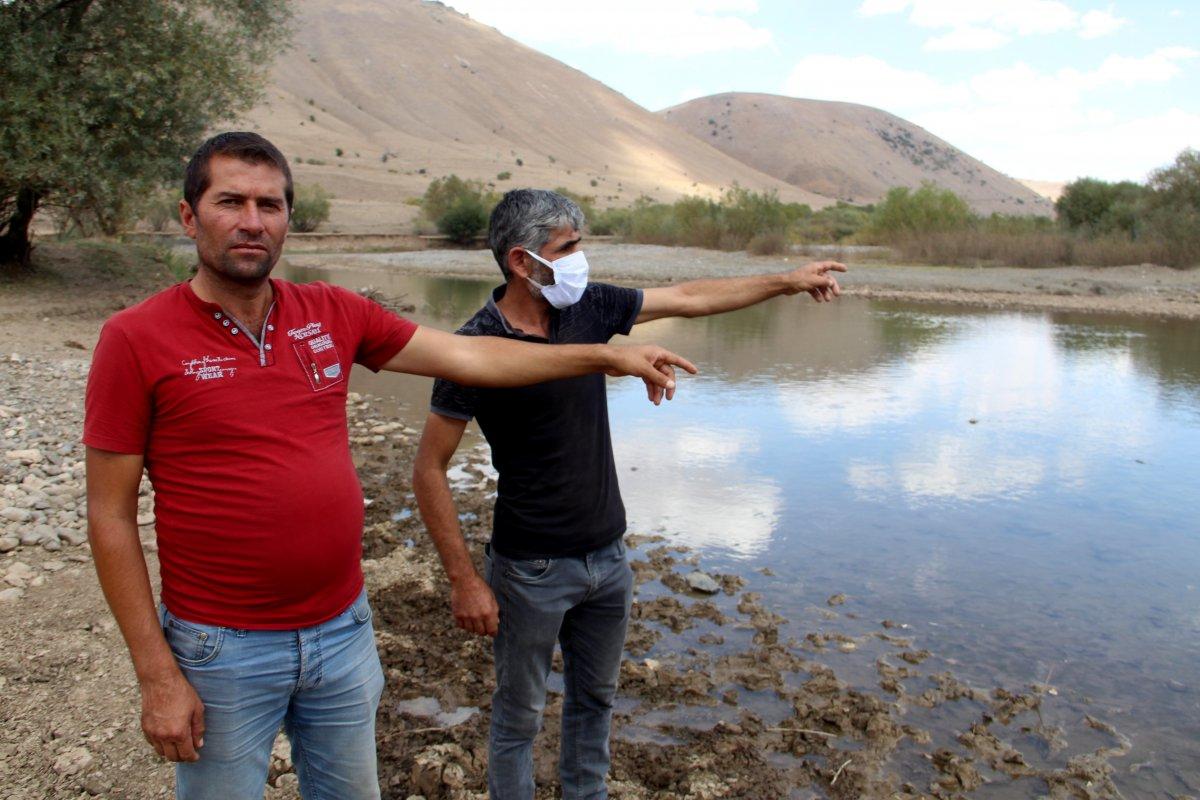 Erzurum’da fedakar baba: Çocuklarını okul servisine sırtında taşıyor