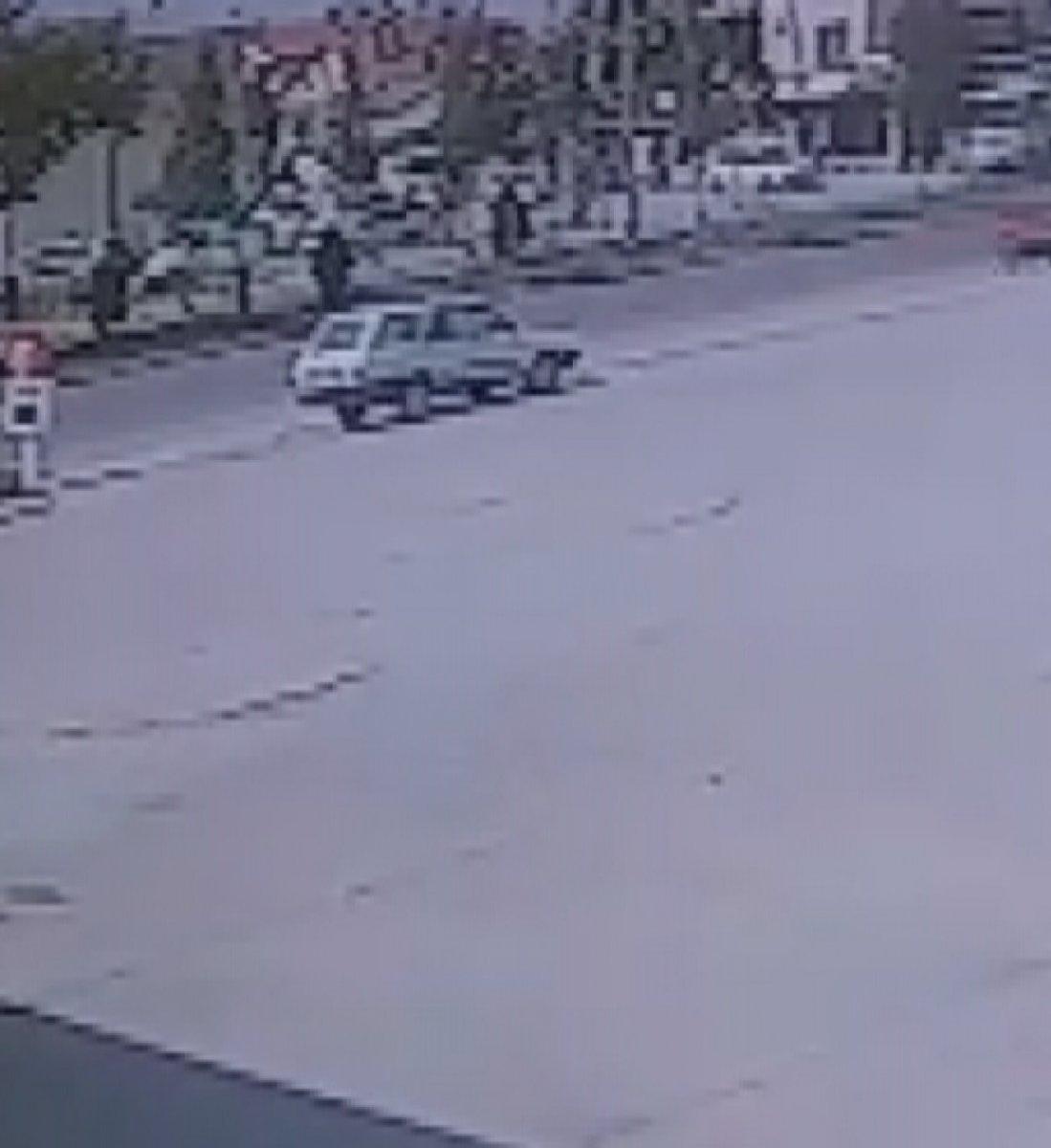 Konya’da mazgalları çalarken yakalandı, kaçarken polis aracına çarptı