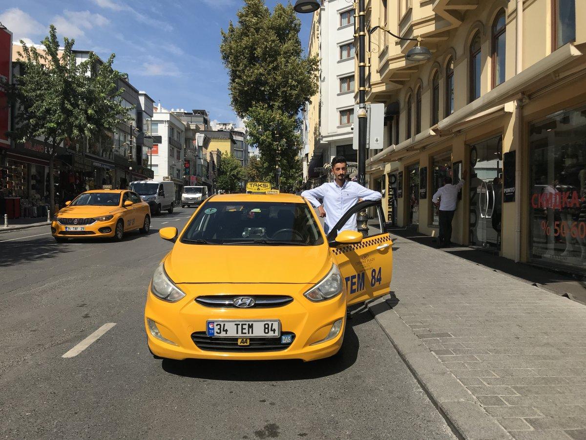 İstanbul’da taksi sürücüsü, araçta unutulan paraları sahiplerine ulaştırdı