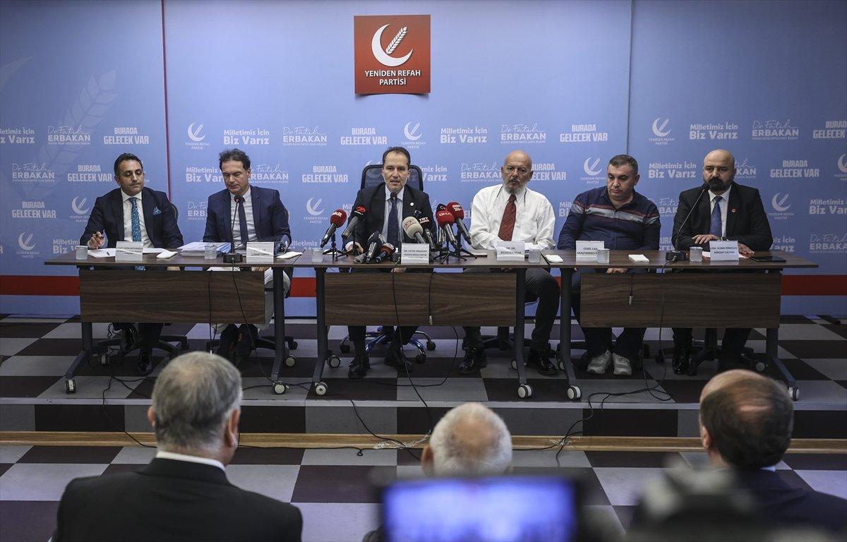 Fatih Erbakan, basın toplantısına doktorlarla çıktı